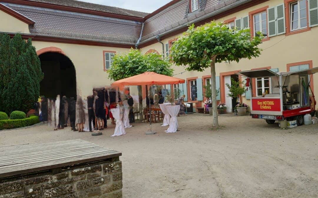 Der perfekte Einstieg: Hotdog-Wagen als Welcome Snack zur Hochzeit