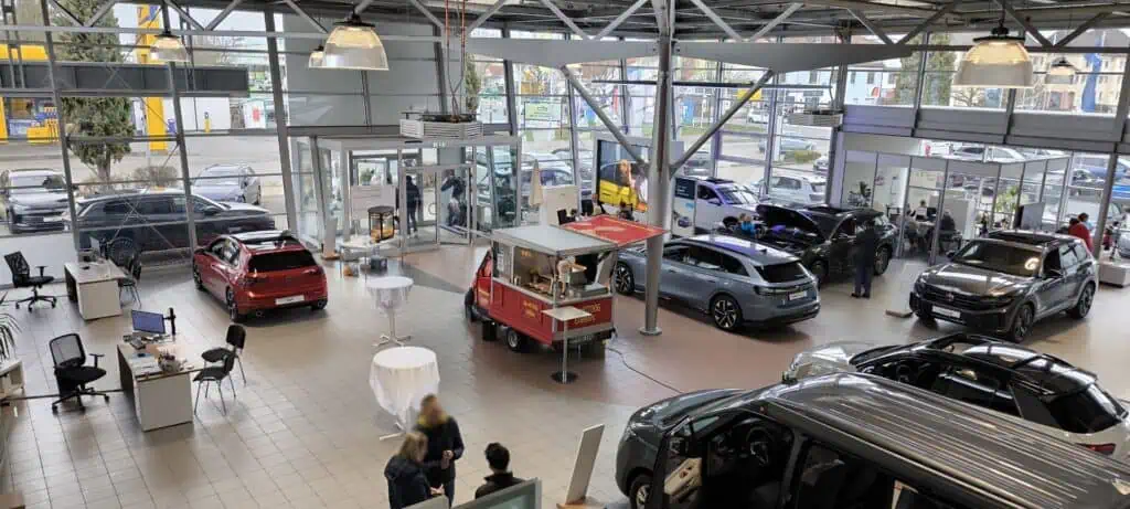 Catering im Autohaus Löhr Worms Foodtruck, Hotdog und Pulled Pork