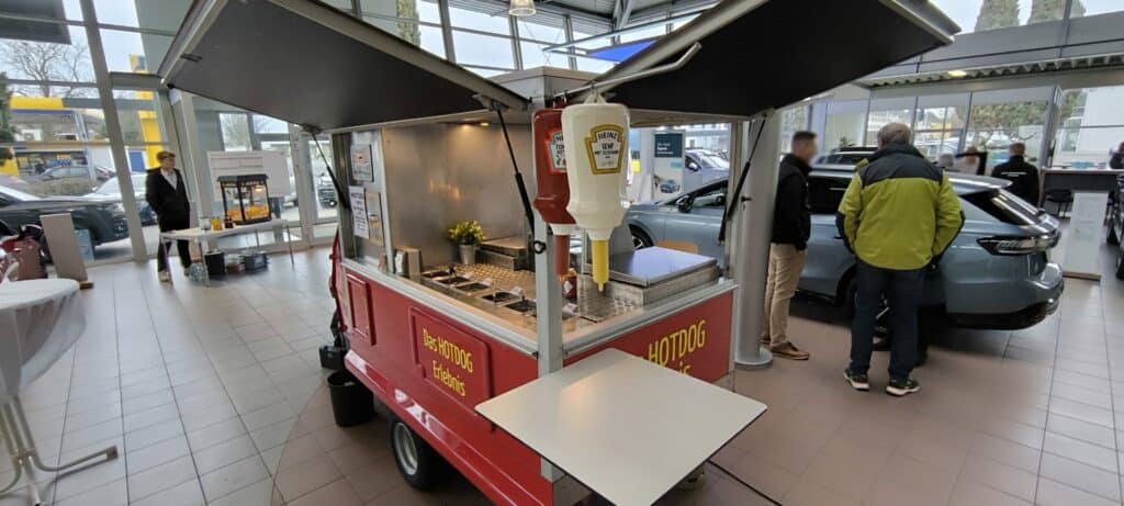 Catering im Autohaus Löhr Worms Foodtruck, Hotdog und Pulled Pork