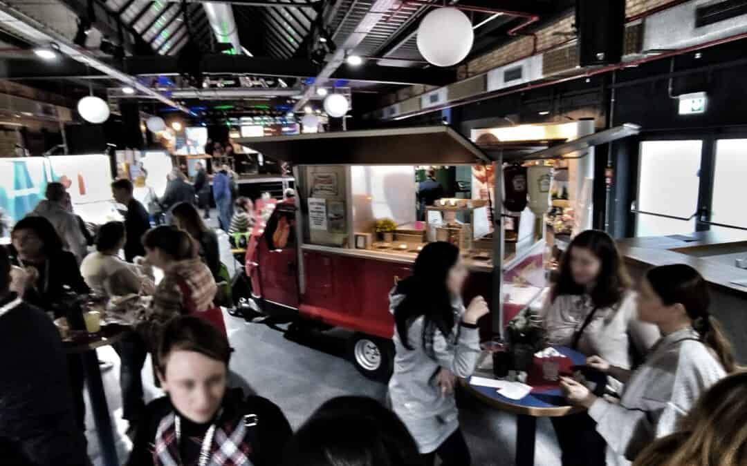 Werbeideen & Würstchenduft – die Hotdog-Schleuder auf der Hausmesse