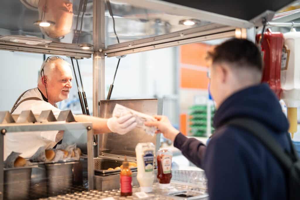 Hotdog-Catering beim Future Day 2025 von MiniTec.