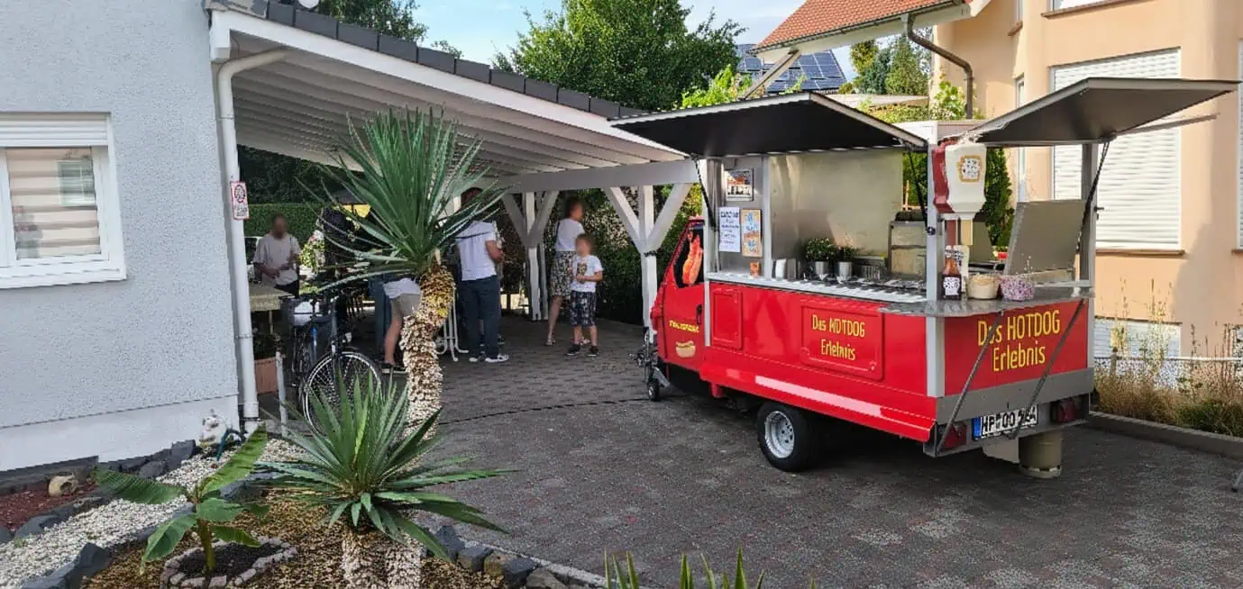 Hotdog-Catering bei einer Geburtstagsfeier in Wattenheim Hotdog-Schleuder bei einer Geburtstagsfeier an einem Reihenhaus in Wattenheim mit kleiner Stellfläche