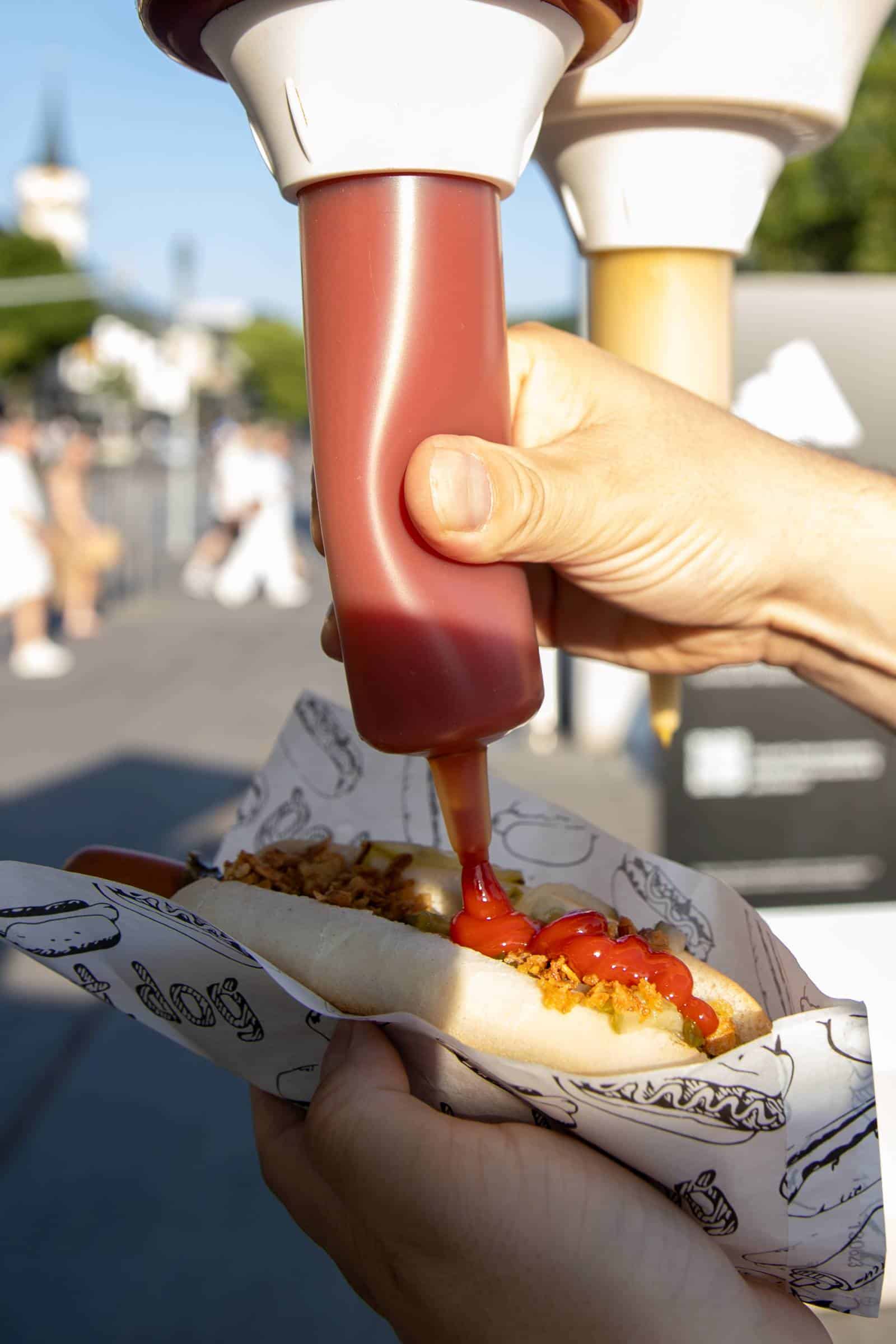 Hotdog-Schleuder bei einem Firmenevent