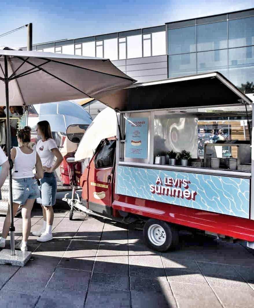 Gebrandete Hotdog-Schleuder beim Levi's Midnight Shopping in Metzingen