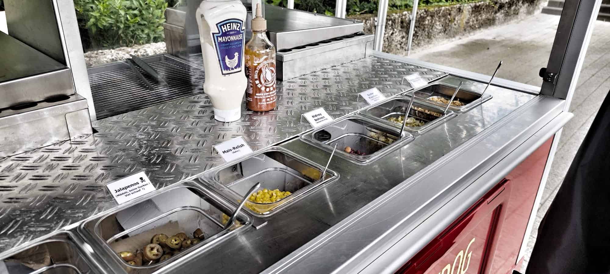 Hotdog Toppings und Zutaten der Hotdog-Schleuder