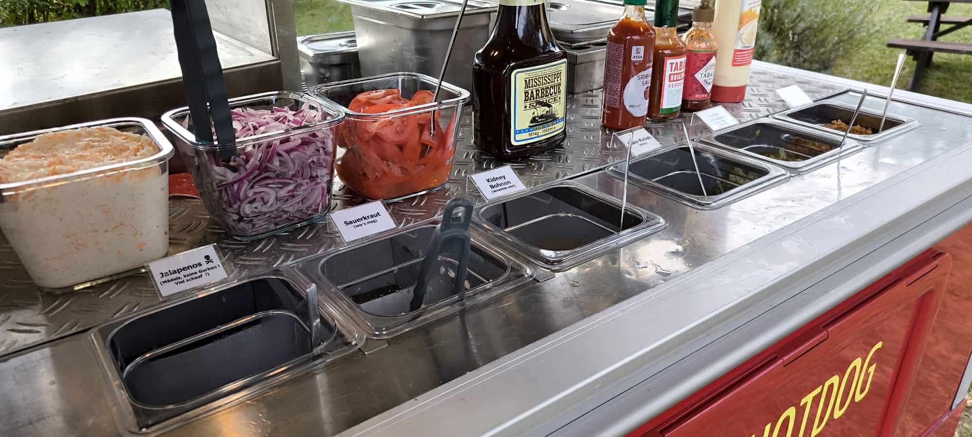 Mobiles Catering mit Hotdog-Schleuder bei einer privaten Feier