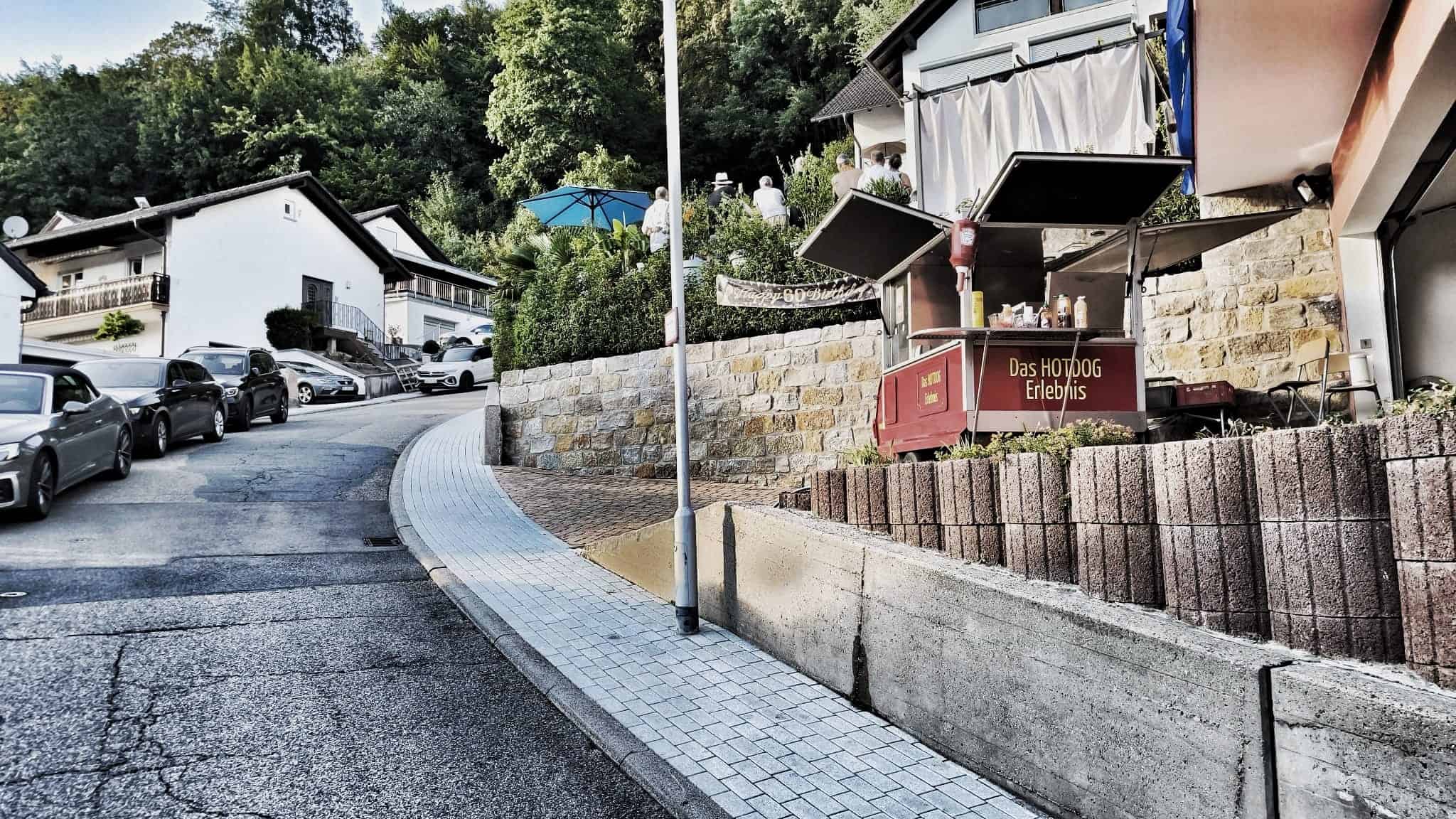Hotdog-Wagen auf engem Grundstück mit starkem Gefälle in Weinheim