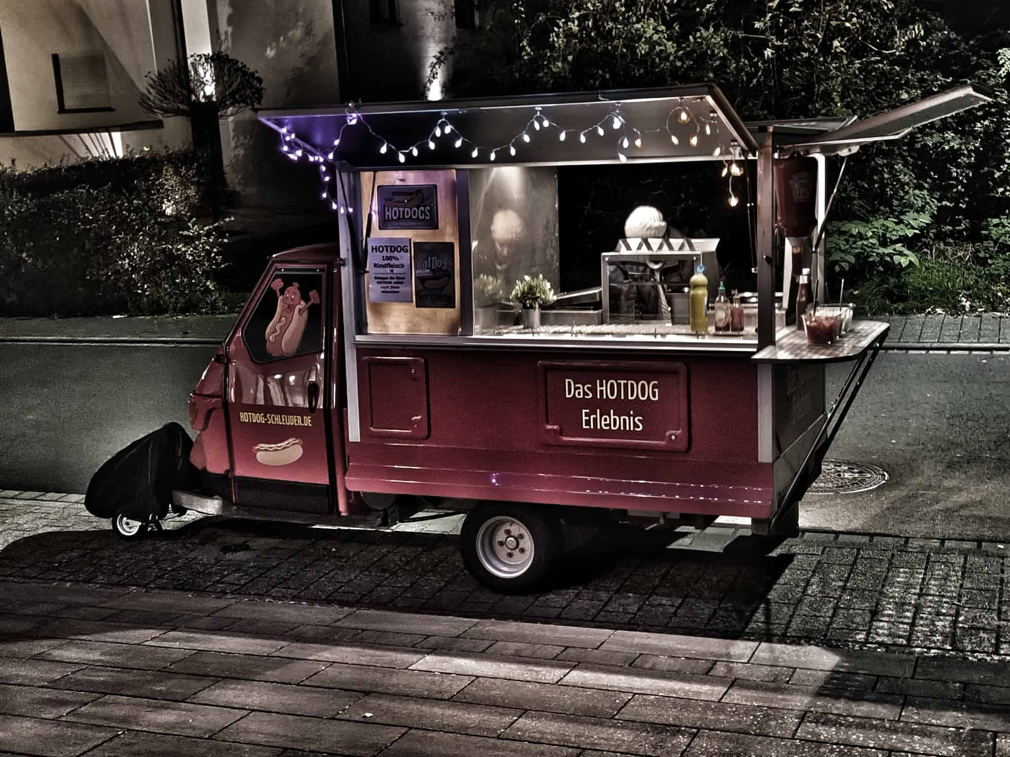 Hochzeitscatering mit Hotdog-Wagen für Brautpaar und Gäste