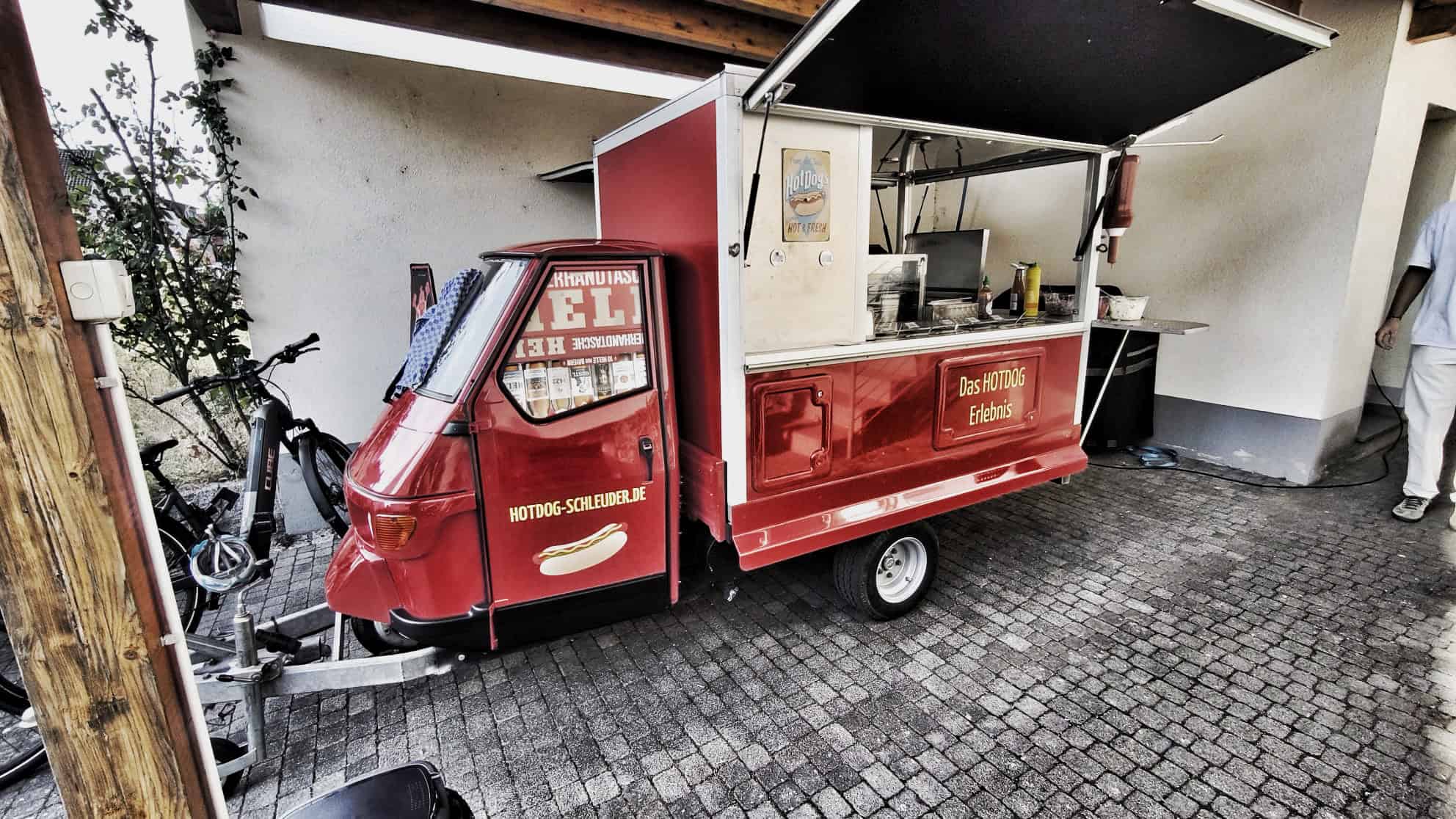 Pulled Pork Catering mit kleinem Foodtruck unter einem Carport in Bensheim